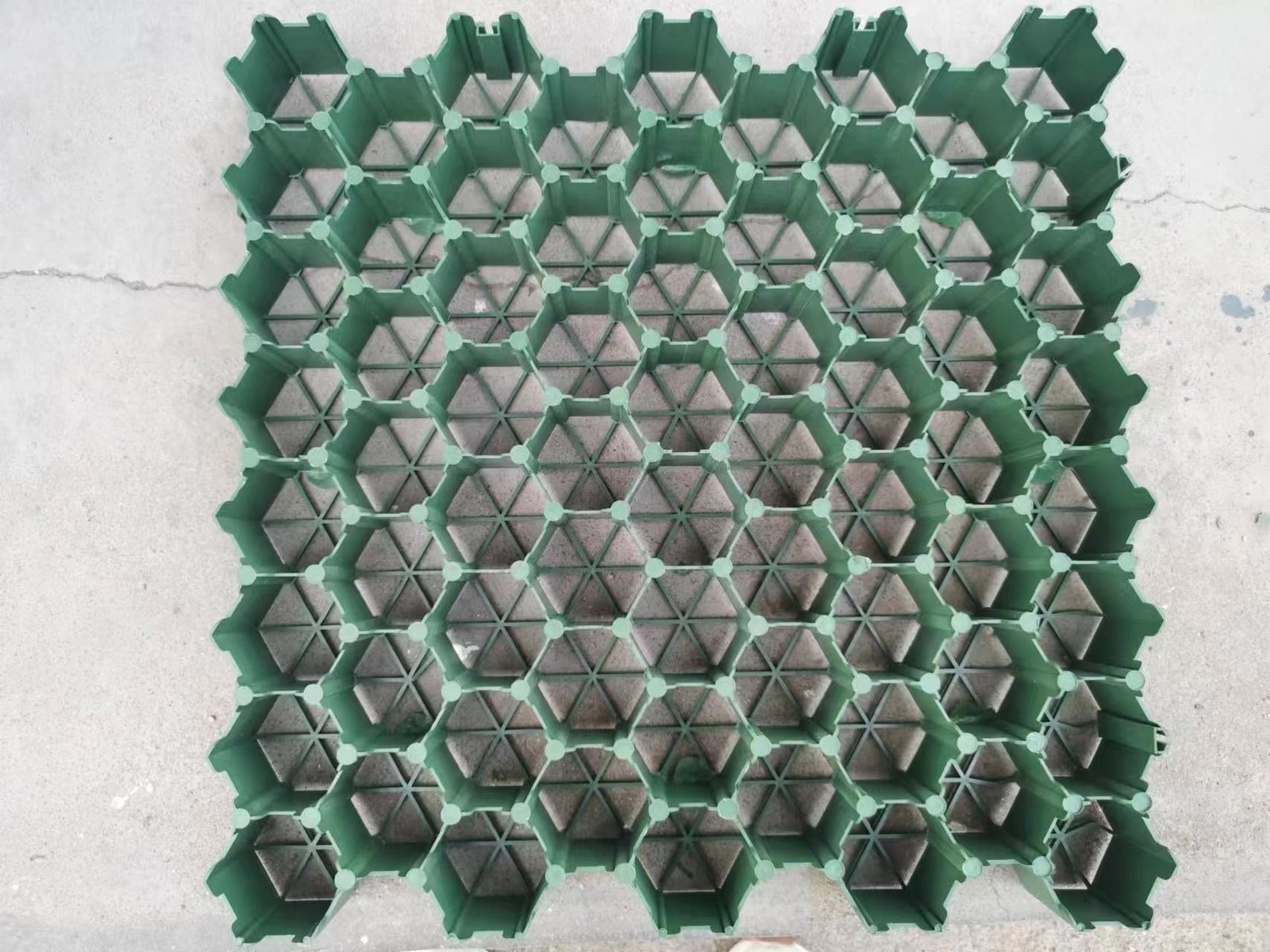 Green plastic grass lawn honeycomb gravel stabilizer driveway paving grid